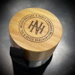 Holland & Noble - Thermo Theefles Met Zeef - 400 Ml Borosilicate Glas Dubbelwandig - Thee-infuser Met Bamboe Schroefdop Aan Beide Zijdes En Roestvrijstalen Zeef - Inclusief Neopreen Hoes -Ketelwinkel 1200x1200 375