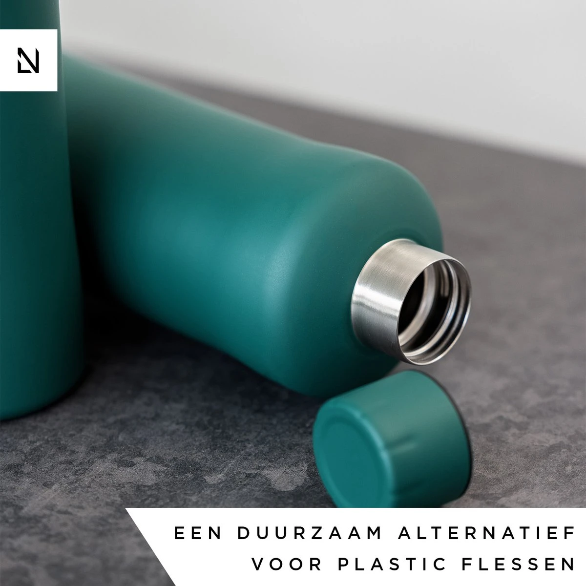 LARS NYSØM Roestvrijstalen Drinkfles 'Bølge' 750ml Sage 2 LARS NYSØM Roestvrijstalen Drinkfles 'Bølge' 750ml Sage - Afbeelding 2