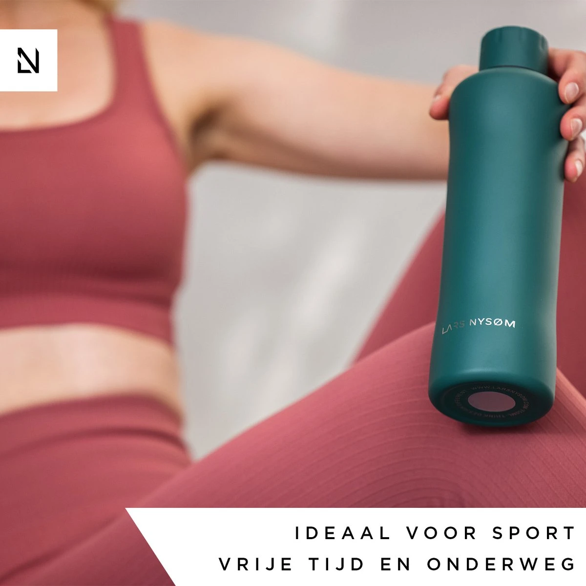 LARS NYSØM Roestvrijstalen Drinkfles 'Bølge' 750ml Sage 4 LARS NYSØM Roestvrijstalen Drinkfles 'Bølge' 750ml Sage - Afbeelding 4