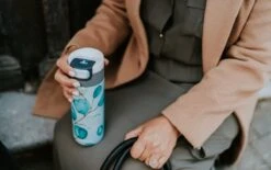 Kambukka Etna Thermosbeker 500 Ml - Makkelijk Reinigen - Lekvrije Koffiebeker - Eucalyptus Leaves -Ketelwinkel 1200x752 1