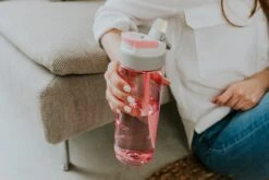 Kambukka Lagoon Drinkfles 750ml - Rose Lemonade Met Geïntegreerd Rietje -Ketelwinkel 1200x800 101