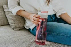 Kambukka Lagoon Drinkfles 750ml - Rose Lemonade Met Geïntegreerd Rietje -Ketelwinkel 1200x800 99