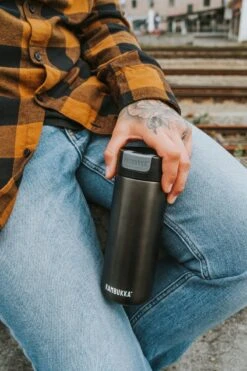 Kambukka Olympus Thermosbeker 500 Ml - Makkelijk Reinigen - Lekvrije Koffiebeker - RVS - Darkness 21 Kambukka Olympus Thermosbeker 500 Ml - Makkelijk Reinigen - Lekvrije Koffiebeker - RVS - Darkness -Ketelwinkel 800x1200 14