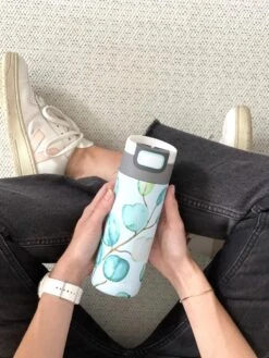 Kambukka Etna Thermosbeker 500 Ml - Makkelijk Reinigen - Lekvrije Koffiebeker - Eucalyptus Leaves -Ketelwinkel 900x1200 7