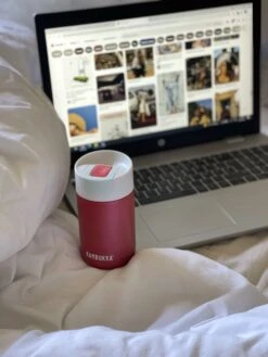 Kambukka Olympus Thermosbeker 300 Ml - Makkelijk Reinigen - Lekvrije Koffiebeker - RVS - Cherry Cake 17 Kambukka Olympus Thermosbeker 300 Ml - Makkelijk Reinigen - Lekvrije Koffiebeker - RVS - Cherry Cake -Ketelwinkel 900x1200 8