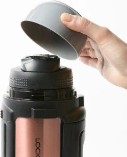 Lock&Lock Thermoskan - Isoleerkan - Thee En Koffie - Lekvrij - 1,5 Liter - RVS - Inklapbaar Handvat - Koper Roze -Ketelwinkel 967x1200